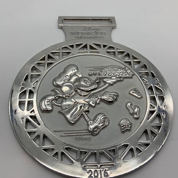 Walt Disney World Mickey Mouse Wine & Dine Half Marathon 2016 Silver Tone Medal - Picture 2 of 11
